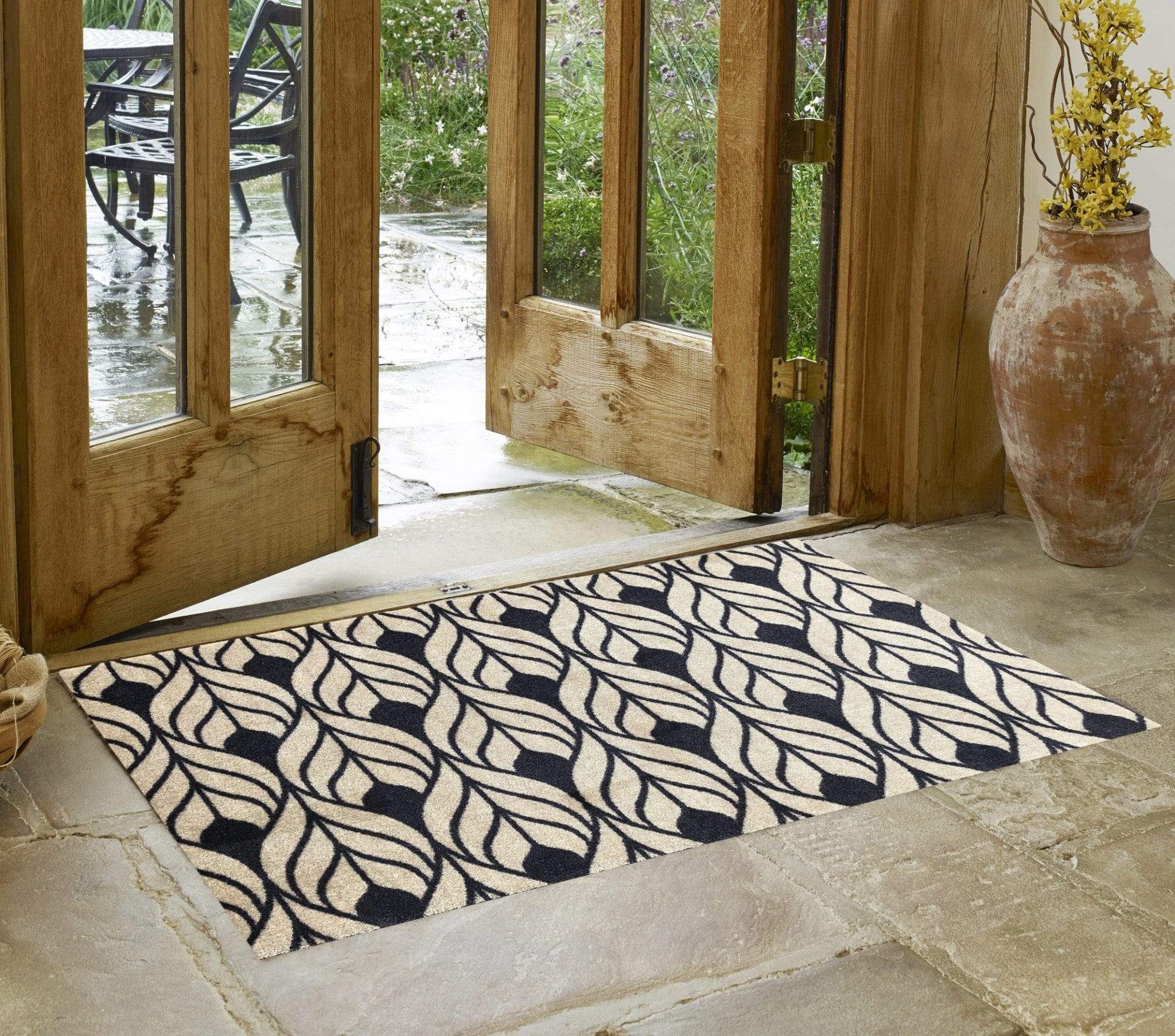 2' X 3' Graphite and Tan Abstract Leaves Washable Floor Mat - Image 6