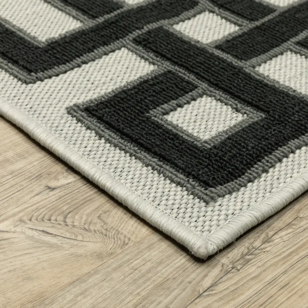2' X 4' Beige and Black Stain Resistant Indoor Outdoor Area Rug - Image 4