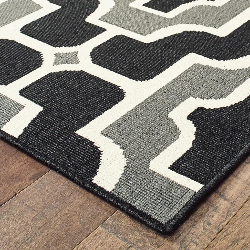 2' X 4' Black and Gray Geometric Stain Resistant Indoor Outdoor Area Rug - Image 3