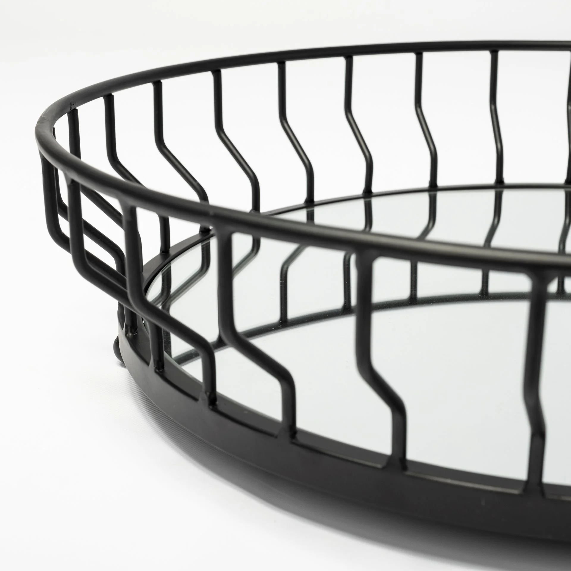 20" Black Round Metal Indoor Outdoor Serving Tray With Handles - Image 4