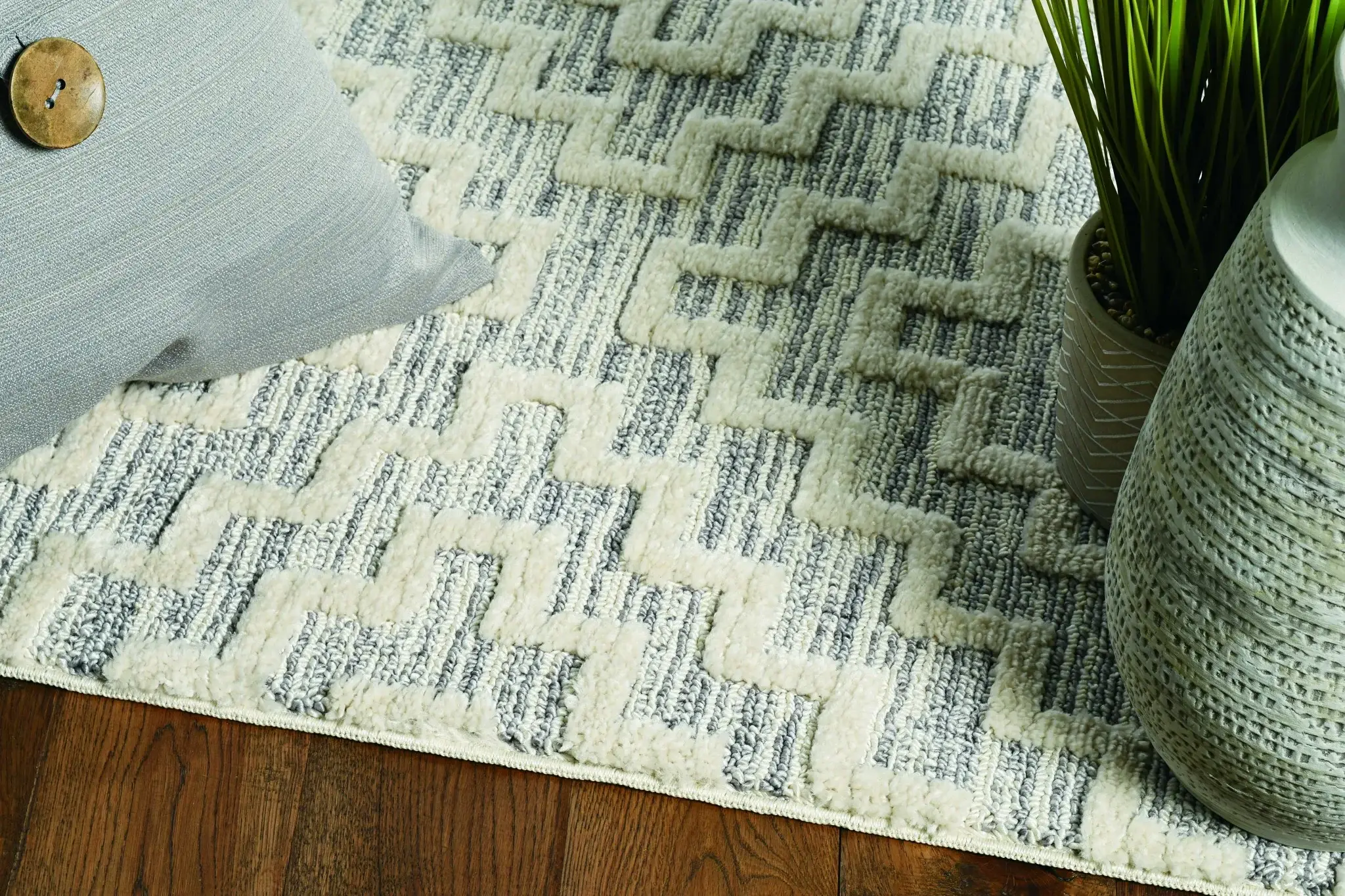 3' X 5' Ivory Grey Zigzag Diamonds Area Rug With Fringe - Image 4