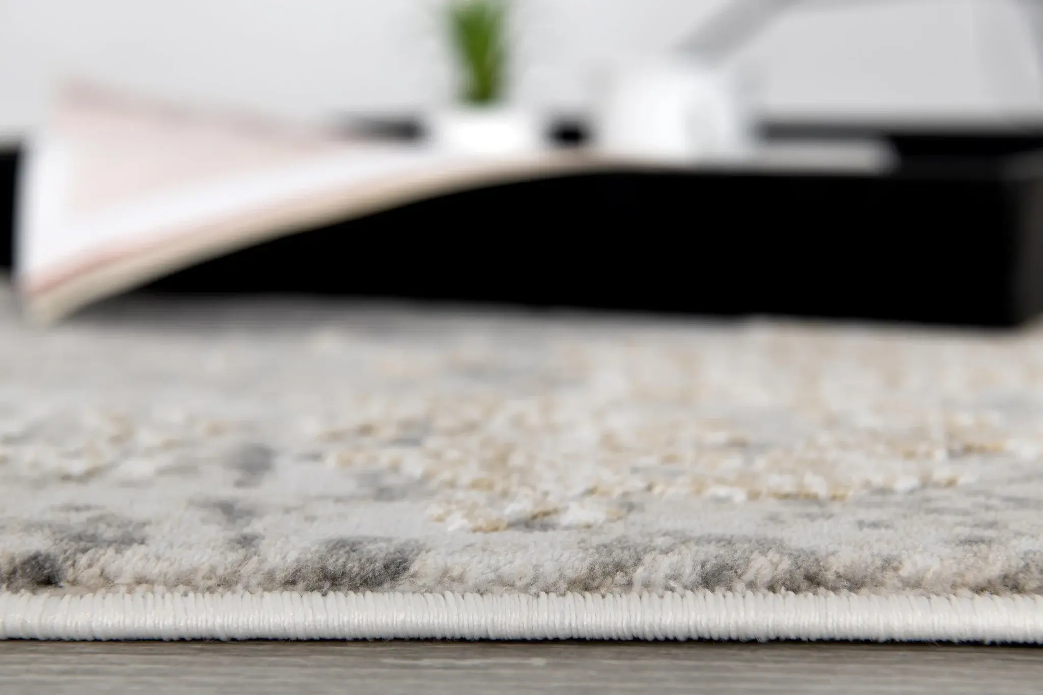 5' X 7' Gray And Ivory Abstract Dhurrie Area Rug - Image 3