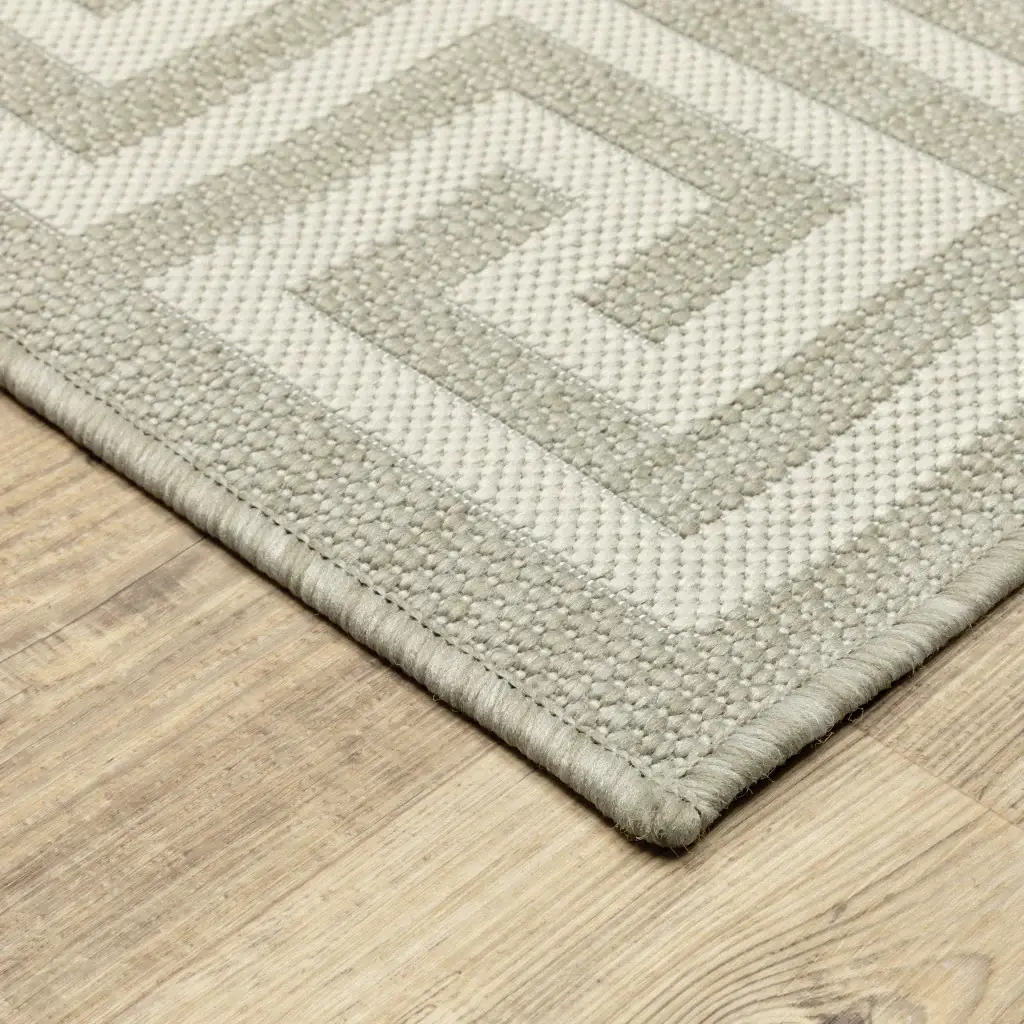 5' X 7' Gray and Ivory Stain Resistant Indoor Outdoor Area Rug - Image 4