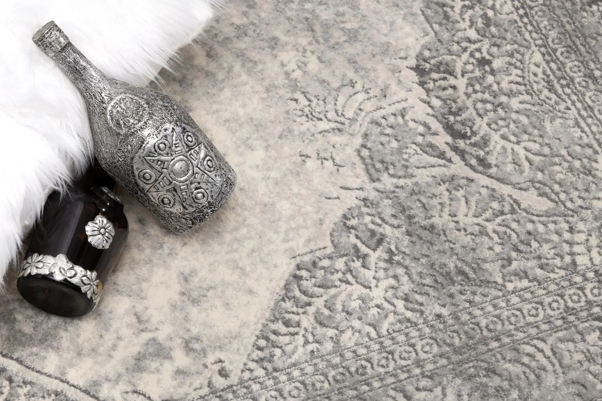 5' X 8' Gray Distressed Medallion Area Rug - Image 3