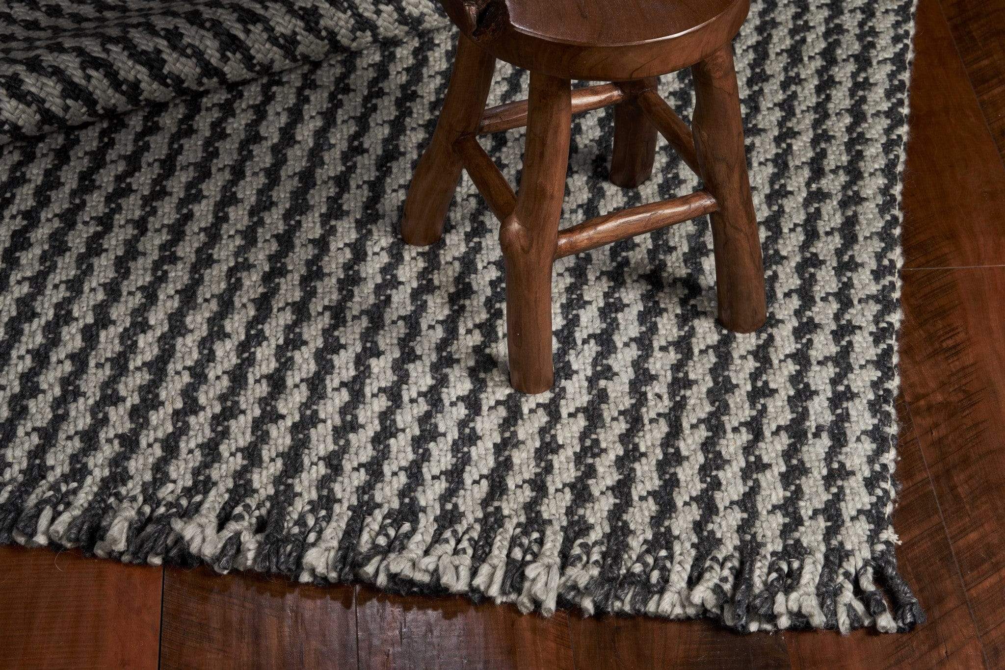 5' X 8' Grey Hand Woven Houndstooth Indoor Area Rug - Image 5