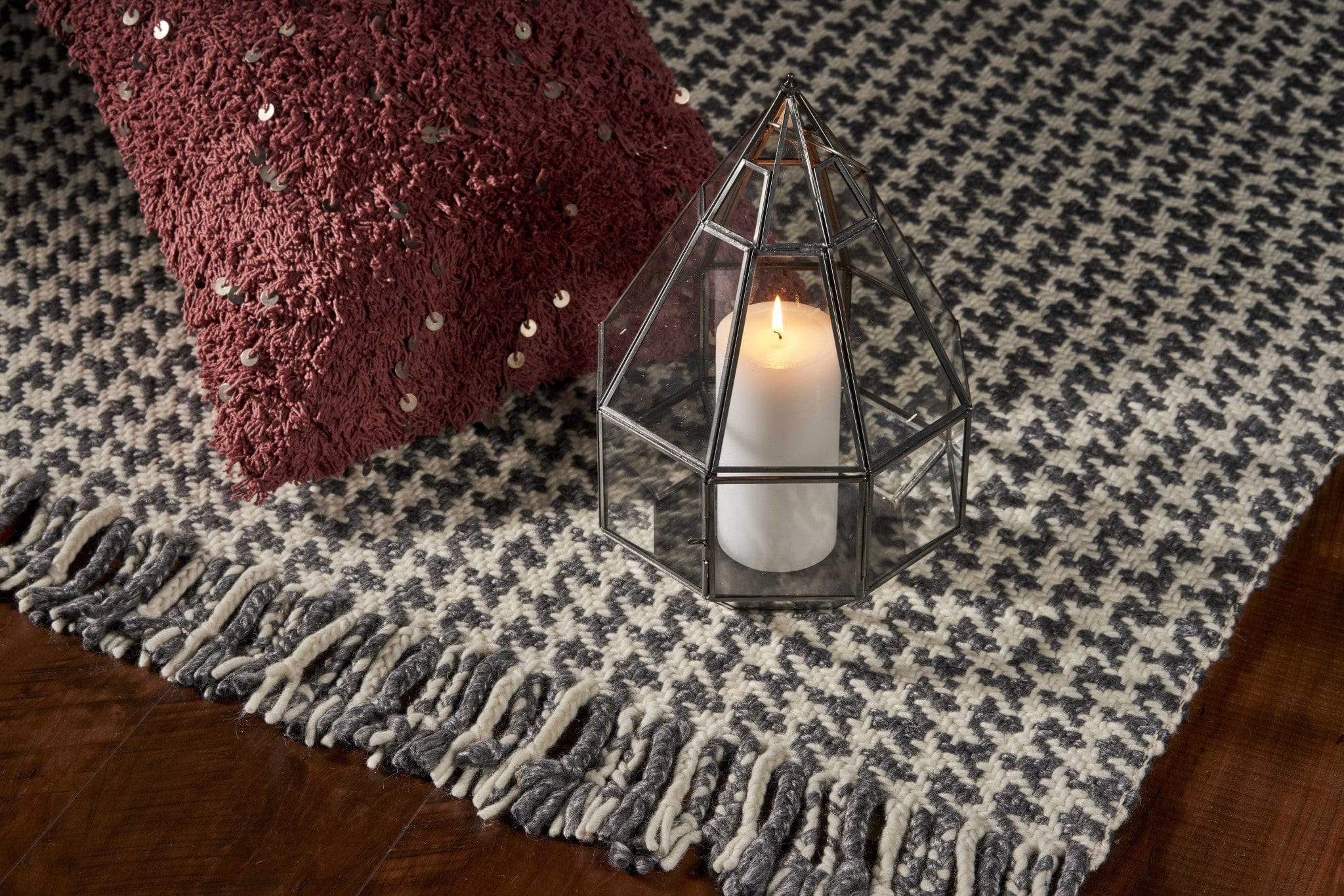 5' X 8' Ivory Or Grey Plaid Knitted Wool Indoor Area Rug With Fringe - Image 4
