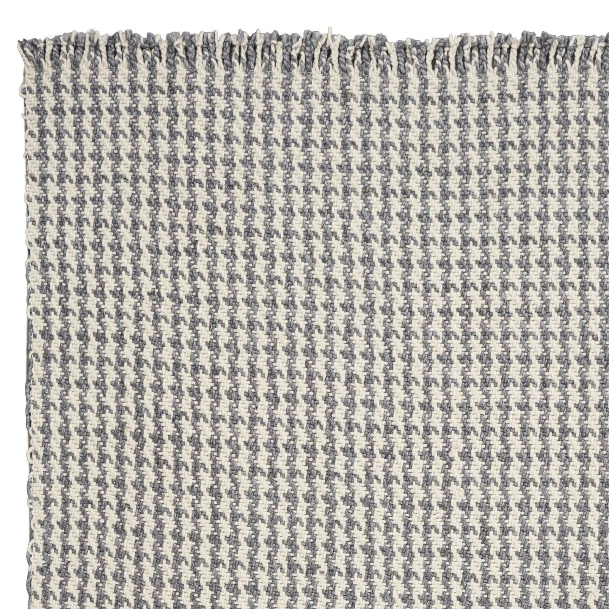 5' X 8' Ivory Or Grey Plaid Knitted Wool Indoor Area Rug With Fringe - Image 8