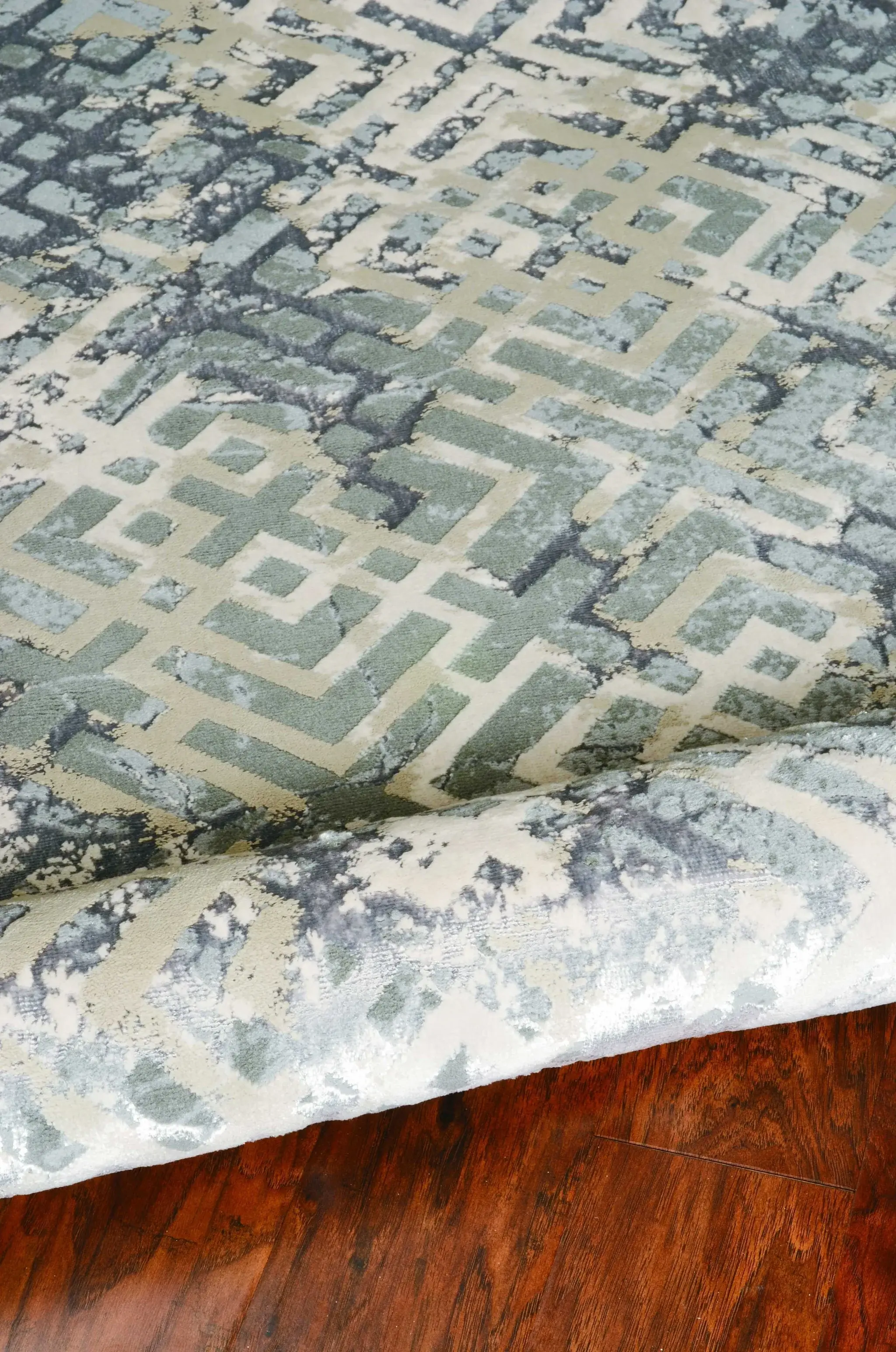 5' X 8' Sand Silver Geometric Maze Pattern Indoor Area Rug - Image 5