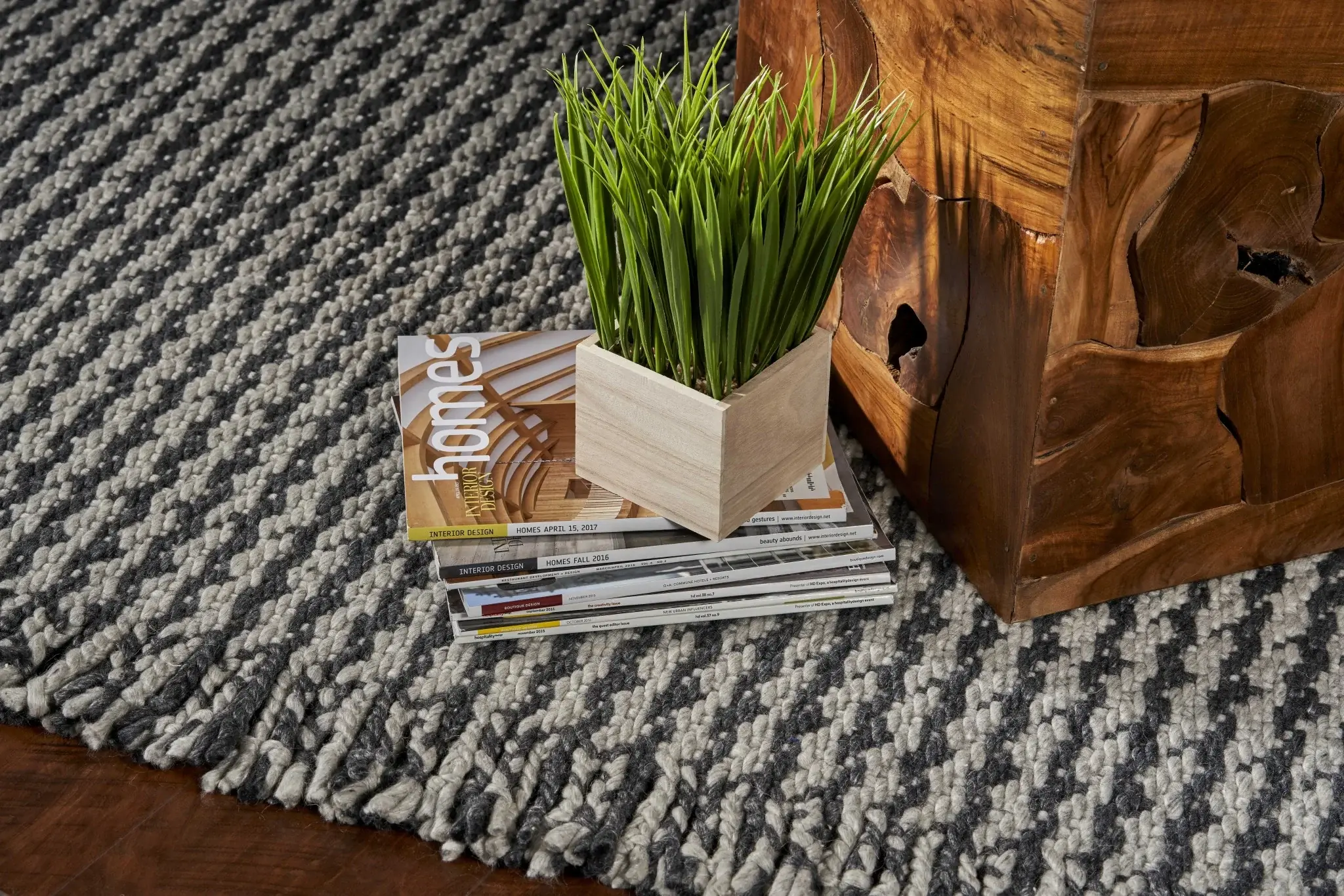9' X 12' Grey Hand Woven Houndstooth With Braided Fringe Indoor Area Rug - Image 4
