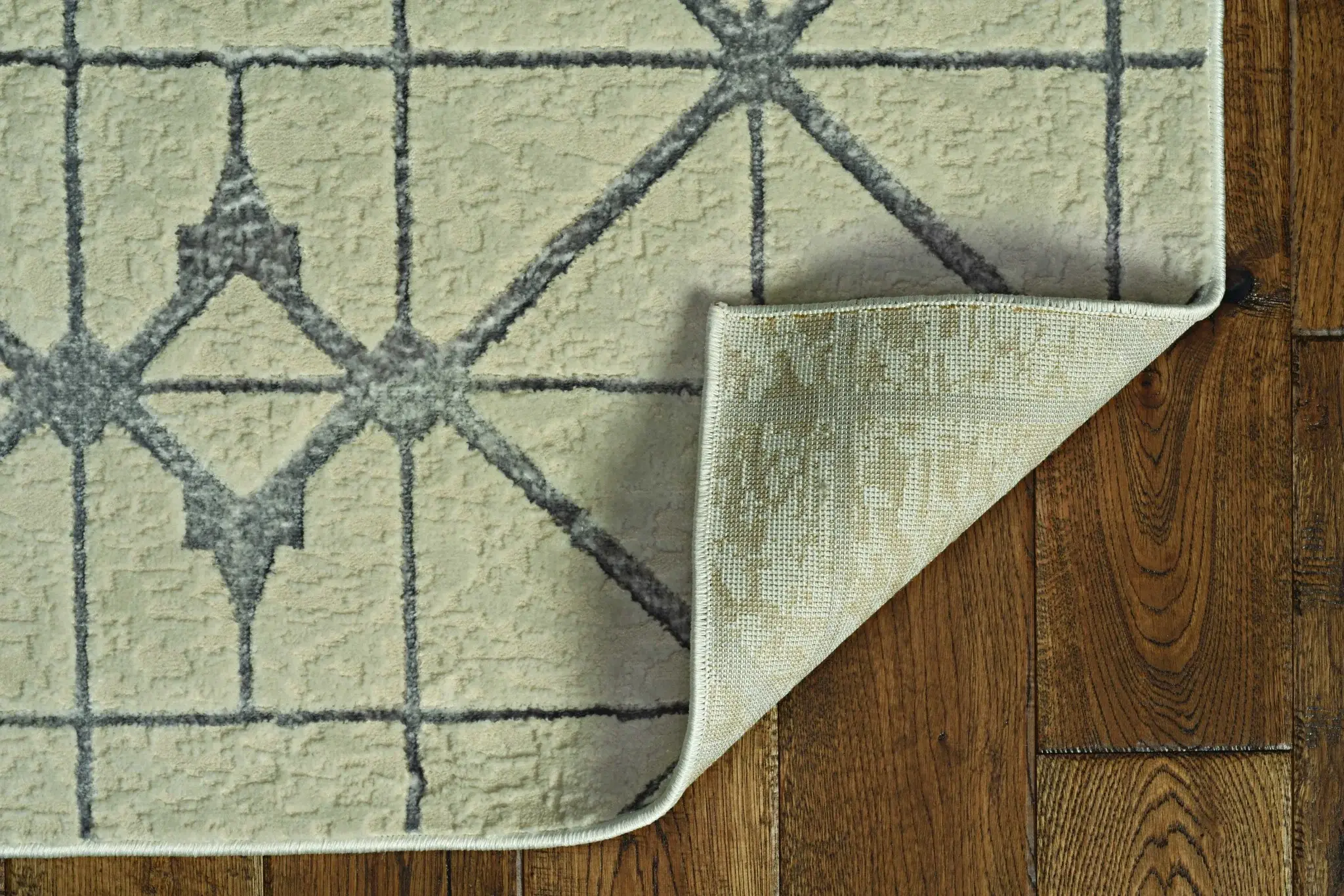 94 X 130 Ivory Or Silver Polypropylene Or Polyester Rug - Image 6